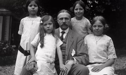 Émile Hérmes rodeado de sus cuatro hijas. Foto: Hérmes