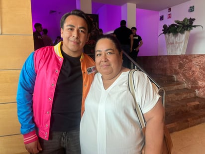 Los fans. Adrián Urquizo junto a su mamá.
