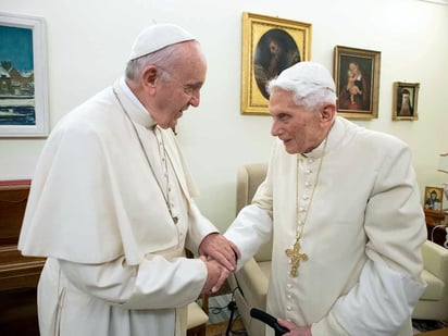 El papa Francisco y el papa emérito Benedicto XVI. Imagen: AFP/ France Presse
