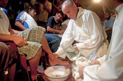 Jorge Mario Bergoglio lavando los pies de residentes de un refugio para personas con drogadicción en Buenos Aires, Argentina, 2008. Imagen: Reuters/ Enrique García Medina
