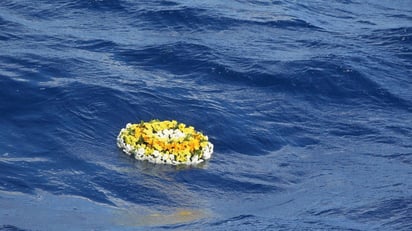 Las flores que el papa Francisco lanzó al mar en Lampedusa, en honor a los migrantes. Imagen: Vatican News
