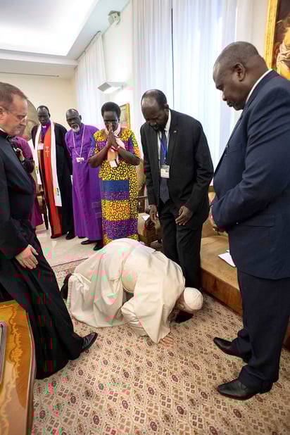 El papa Francisco besando los pies a líderes de Sudán del Sur como un gesto de reconciliación y paz. Imagen: Asociated Press
