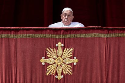 Francisco durante la bendición urbi et orbi tras la misa del Domingo de Resurrección en la plaza de San Pedro, un día antes de su fallecimiento. Imagen: EFE/ Angelo Carconi
