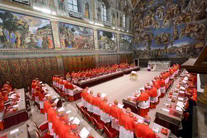El recién electo pontífice León XIV frente a los cardenales durante el cónclave celebrado en la Capilla Sixtina, en el Vaticano, el 8 de mayo de 2025. Imagen: Vatican News