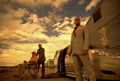 Filtro sepia y narcotraficantes representados como reguetoneros en la serie Breaking Bad.