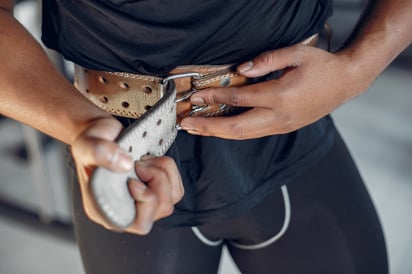 La pornografía normaliza la violencia, lo que puede desensibilizar y normalizar las prácticas de dominación, humillación y abuso que contribuyen a la cultura de la violación y la misoginia. Imagen: Freepik