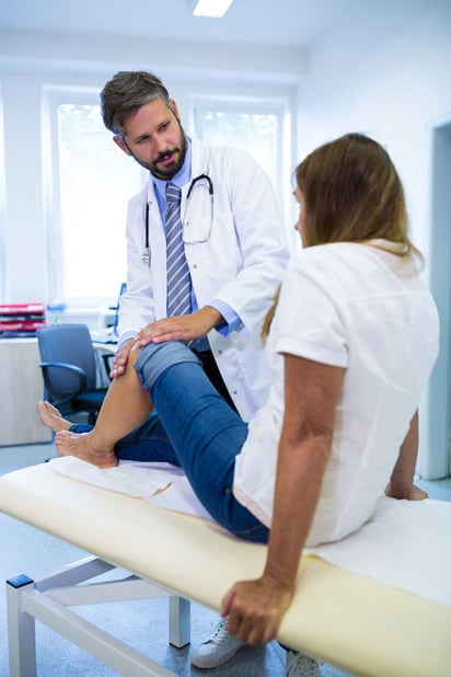 Solicitar asistencia médica es indispensable si la persona siente que la rodilla está inestable o si no puede apoyar su peso en ella. Imagen: Freepik