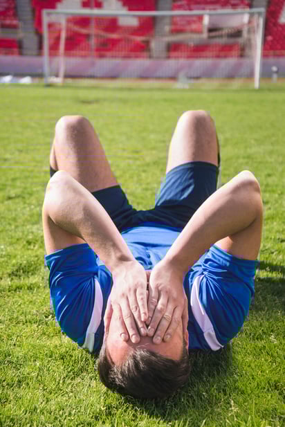 Es común que el dolor de rodilla se origine como resultado de una lesión, y es muy frecuente en los atletas, que suelen presentar tendinitis rotuliana en quienes practican ciclismo y ligamento cruzado anterior en quienes practican futbol. Imagen: Freepik
