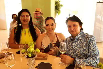 Yolanda de la Tejera, Cynthia Lozano de Mota y Pepe Mota.