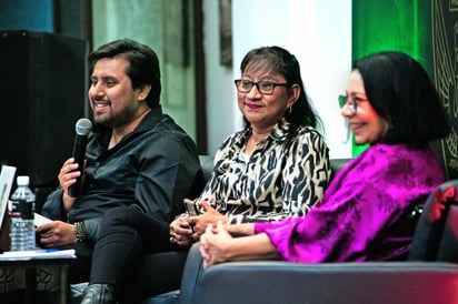 Los escritores Alfredo Castro y Nadia Contreras acompañaron a la poeta en la presentación de su poemario. Foto: Enrique Castruita