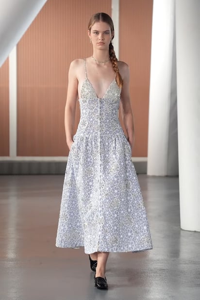 Vestido de flores de la colección Crucero 2024/2025 de Chanel. Foto: (ESPECIAL)