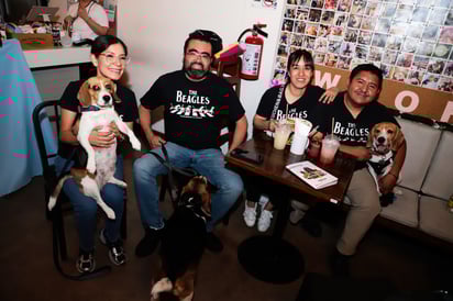 Saly, José Luis, Ale y Óscar con su linda mascota.
