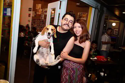 Rafael Reveles y Arema González con su
lindo Beagle.
