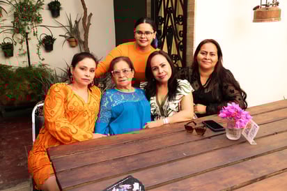 Rosalba Calderón, Quetita González, Sarahí Hernández, Ruth Calderón y Margarita Calderón.