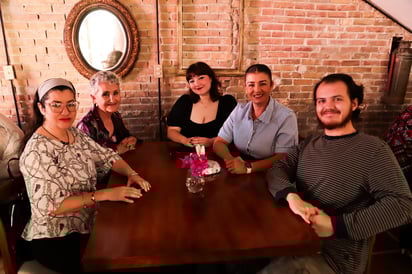 Julieta Rivera, Julieta Fernández, Valeria Fernández, Adriana Rivera y Salvador Fernández.