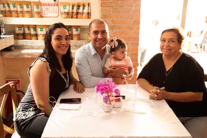 Perla, Christian y Carmen.
