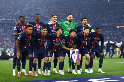 Los once titulares del PSG se alinean para la foto de grupo antes de la final de la UEFA Champions League. (EFE)