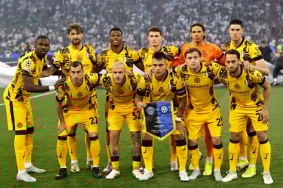 El once inicial del Inter posa para la foto del equipo antes de la final de la UEFA Champions League. (EFE)