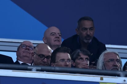 El presidente de la FIFA, Gianni Infantino (centro-izquierda), asiste a la Liga de Campeones de la UEFA. (EFE)