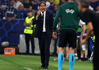 El entrenador del Inter, Simone Inzaghi, hace un gesto durante la final de la UEFA Champions League entre el Paris Saint-Germain y el Inter de Milán. (EFE)