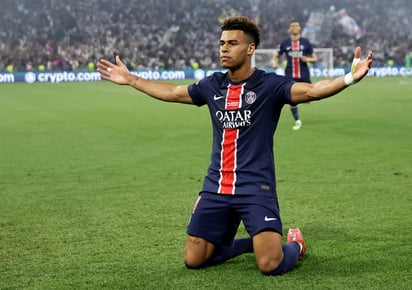 Desire Doué del PSG celebra tras marcar el segundo gol de su equipo durante la UEFA Champions League.
