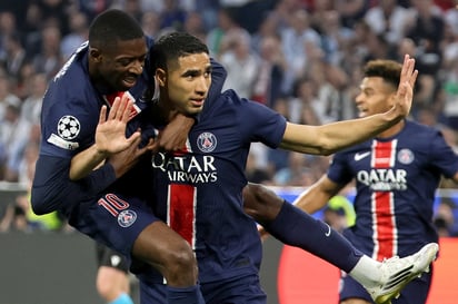 Achraf Hakimi (C) del PSG celebra con su compañero Ousmane Dembele tras marcar el primer gol.