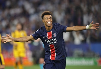 Desire Doué del PSG celebra tras marcar el gol del 3-0