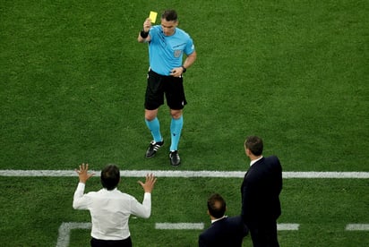 El árbitro Istvan Kovacs le muestra la tarjeta amarilla al entrenador del Inter, Simone Inzaghi.