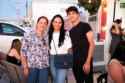 Cristina Chavira, Argelia Velázquez y Luciano Llama.
