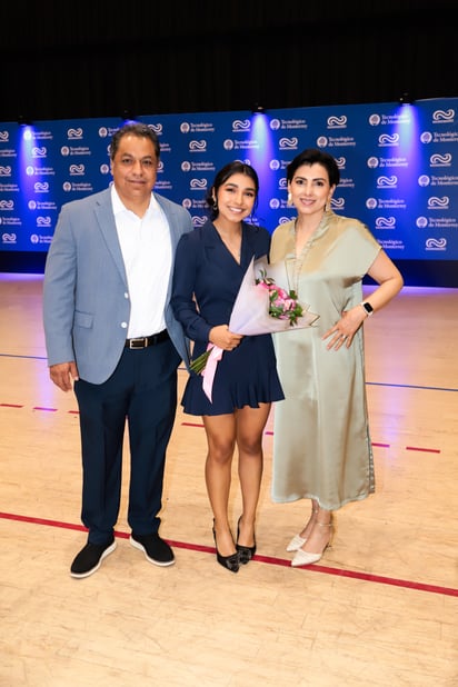 Antonio Martínez, Paola Martínez y Perla Antúnez de
Martínez.