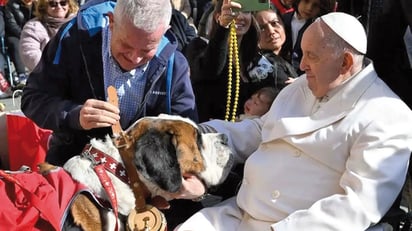 El papa Francisco acariciando a un perro San Bernardo tras su audiencia general en la Plaza de San Pedro, en el Vaticano, el 29 de marzo de 2023. Foto: Vatican Media
