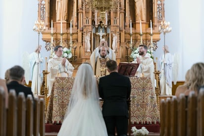En el catolicismo, la actividad sexual está reservada para las parejas casadas, aunque enfocada en la procreación, no en el placer. Foto: Unsplash/ Josh Applegate