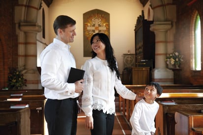 Cuando la práctica religiosa no limita al pensamiento crítico, la espiritualidad se puede comenzar a vivir como una fuente de bienestar. Foto: Freepik