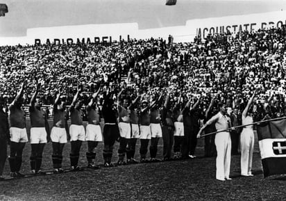 El equipo italiano haciendo el saludo fascista en el Mundial de 1934. Foto: Keyston Hulton Archive/ GettyImages