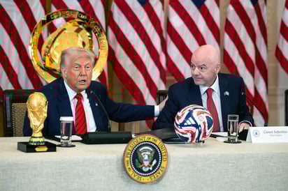 Donald Trump y Gianni Infantino, presidente de la FIFA, reunidos en la Casa Blanca. Foto: EFE/ Francis Chung