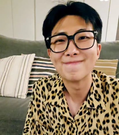 RM durante el en vivo en Weverse