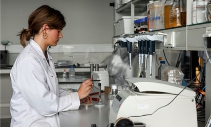 La ingeniera en biología y bioquímica Anouk Verstuyft, trabaja con muestras de champiñones en el laboratorio. Foto: EFE/Pablo Garrigós.