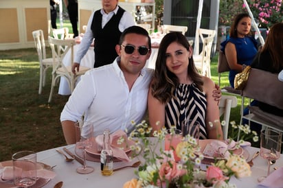 Eduardo y Karmin.