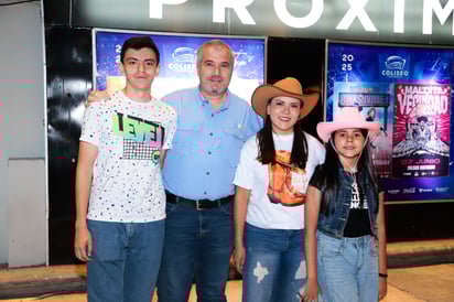 José Ramón Villarreal, José Ramón Villarreal Jr., Erika Gómez y Nina Villarreal.
