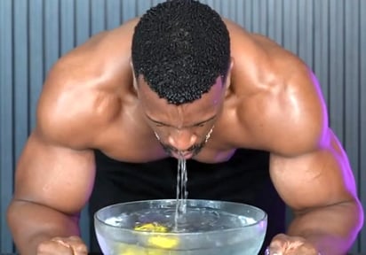 Ashton Hall asegura lavar su rostro todos los días con una marca de agua mineral de lujo. Foto: Instagram