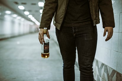El consumo excesivo y constante de alcohol suele pasar factura al hígado. Foto: Freepik