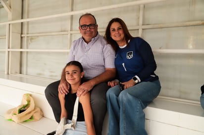 Erika Gómez, Natalia Solares y Julio César Solares.