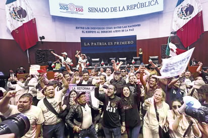Portazo al pleno del Senado de la República, por manifestantes en contra de la reforma al poder judicial. Foto: El Universal/ Berenice Fregoso