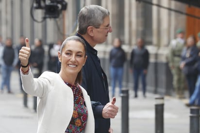 Claudia Sheinbaum y su esposo Jesús María Tarriba tras emitir su voto en las elecciones judiciales, las cuales fueron consideradas un éxito por la presidenta. Foto: EFE/ Mario Guzmán