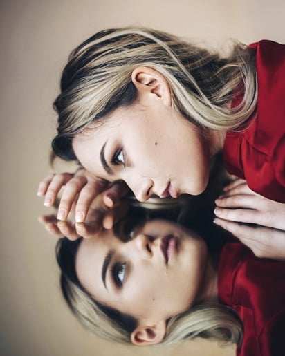 Las sesiones con ChatGPT sólo hacen eco de lo que el usuario quiere oír, impidiéndole ser autocrítico y elevando sus tendencias narcisistas. Foto: Unsplash/ Marian Oleksyn