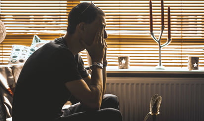 La evidencia apunta a que las generaciones Z y millennial sufren, a nivel global, de una crisis de salud mental que no se ve en la población de mayor edad. Foto: Christopher Lemercier