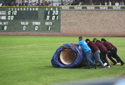 En la alta de la tercera entrada, el juego tuvo que ser suspendido debido a
la presencia de Tláloc, pero fue reanudado tras media hora reglamentaria.