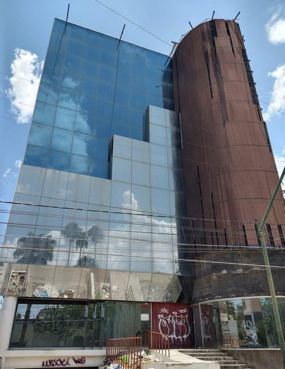 Edificio abandonado de Megacable (ESPECIAL)