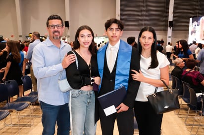 Marco Carrasco, Camila Carrasco, Emilio Carrasco y María Molina.