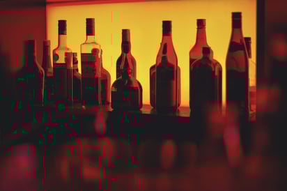 Prohibir la venta de alcohol no impide su consumo y sólo beneficia al mercado informal e ilegal. Foto: Unsplash/ Sergio Alves Santos
